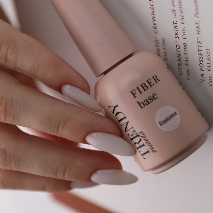 Fiber Base Eustoma Trendy Nails base semipermanente autmodellante con fibra di vetro per ricostruzione unghie senza limatura. Massima adesione sulle unghie. Contiene Calcio e Vitamina E.