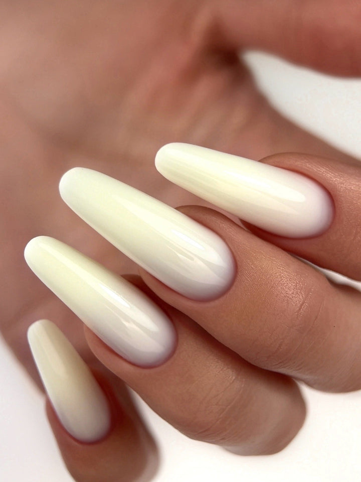 BUILDER GEL IN A CLEAR BOTTLE