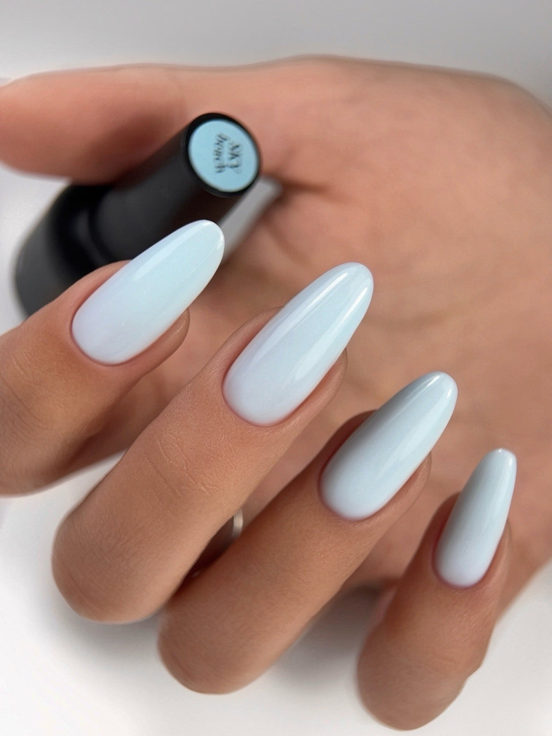 BUILDER GEL IN A CLEAR BOTTLE
